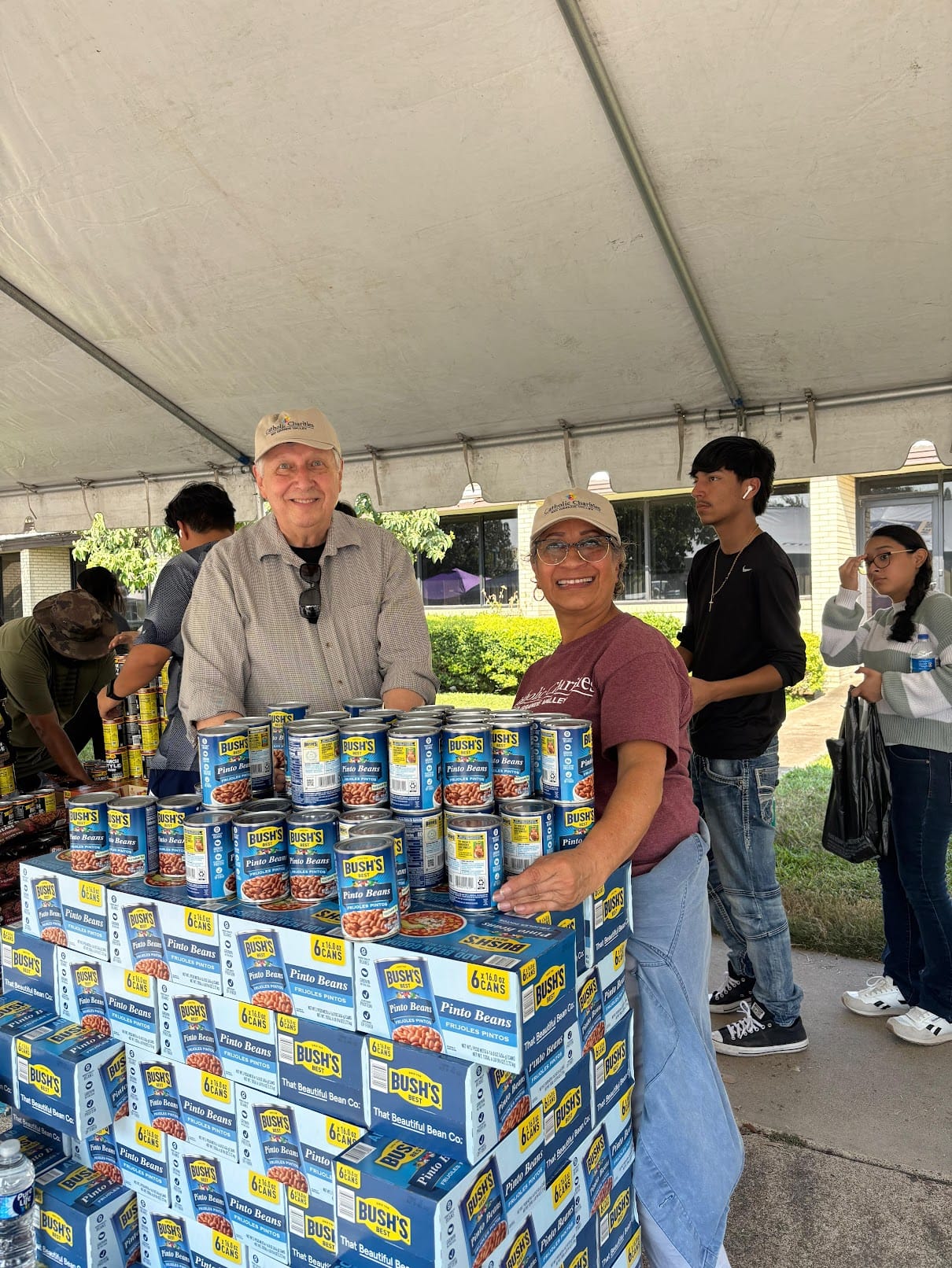 Voluntarios con alimentos enlatados en el evento Sharing Basket 2025