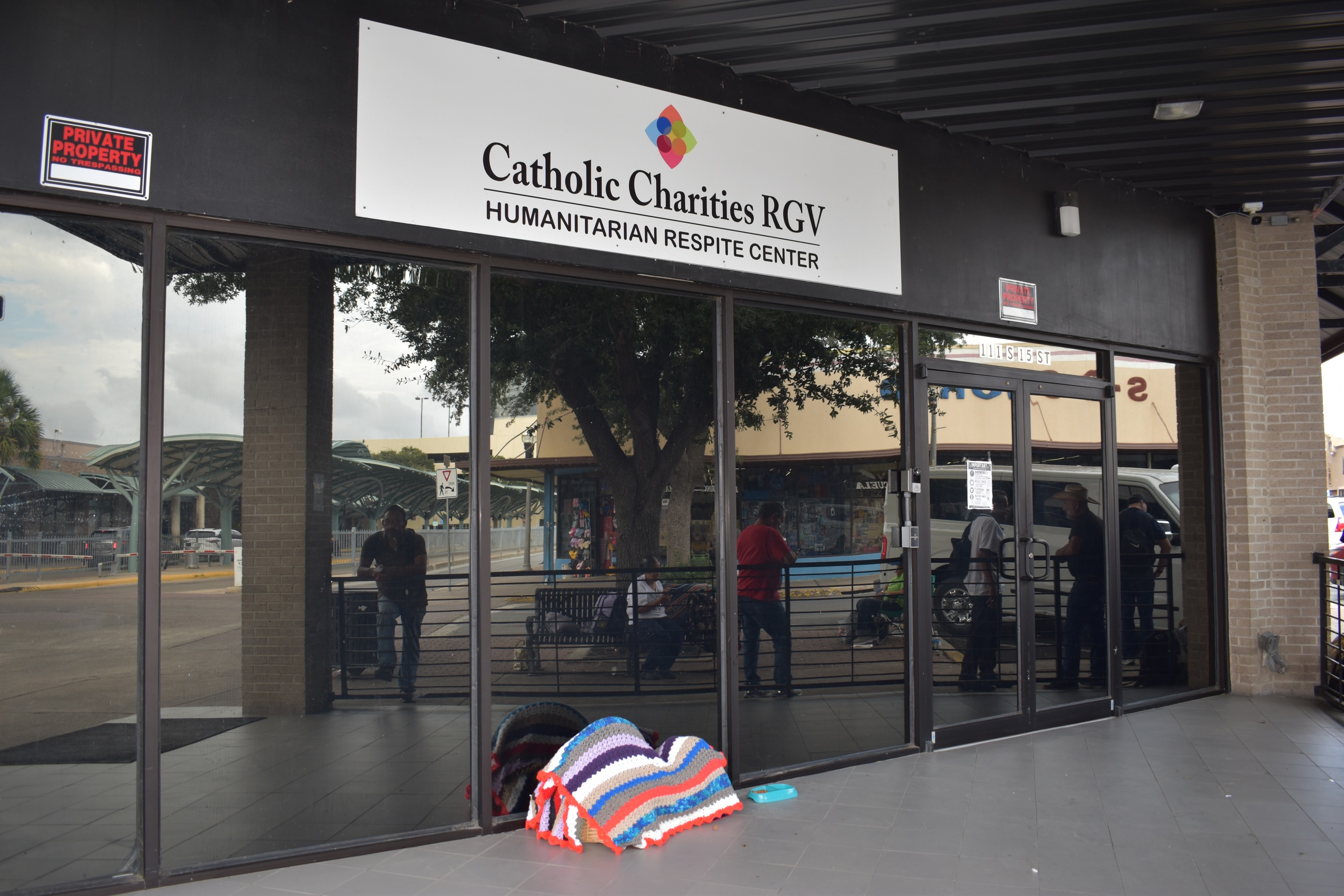 Entrada al Centro de Respiro Humanitario de Catholic Charities RGV.
